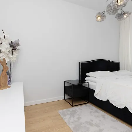 아파트 Stylish Przedpole With Balcony & Parking By Renters 바르샤바