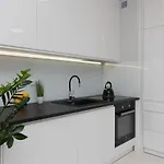 Stylish Przedpole With Balcony & Parking By Renters דירה ורשה