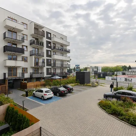 Stylish Przedpole With Balcony & Parking By Renters דירה ורשה